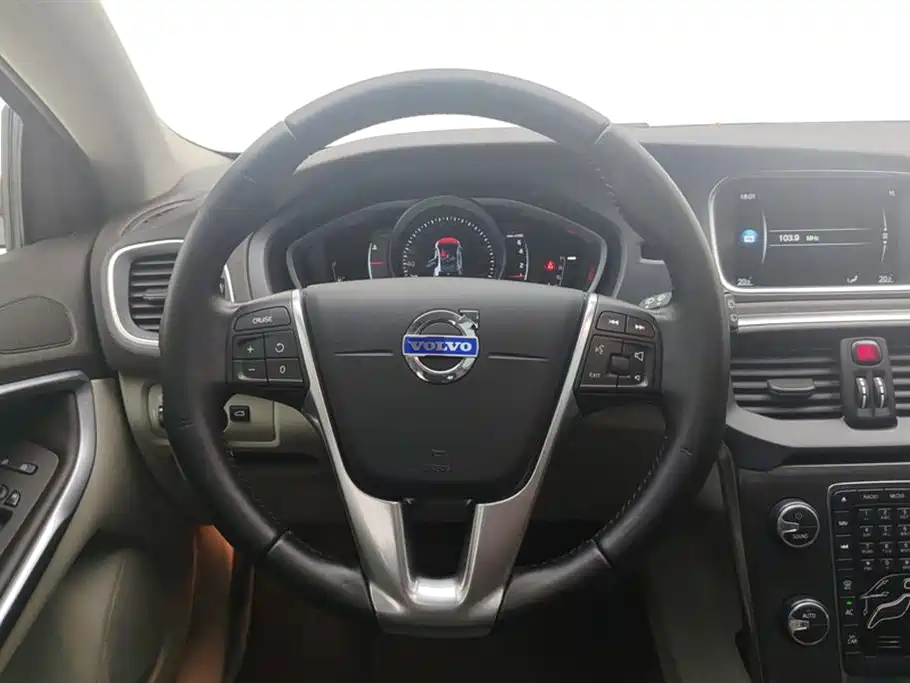 Volvo V40 2015 — фото 15