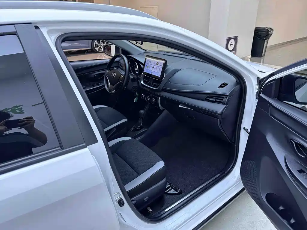 Toyota Yaris L 2023 — фото 15
