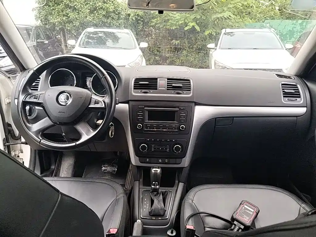 Skoda Yeti 2015 — фото 10