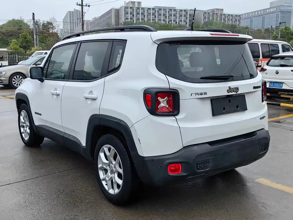 Jeep Renegade 2016 — фото 12
