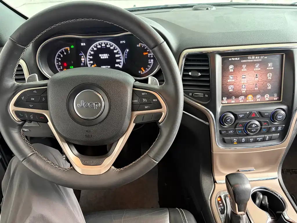 Jeep Grand Cherokee 2017 — фото 10