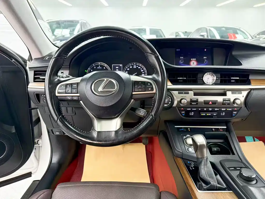 Lexus ES 2018 — фото 16