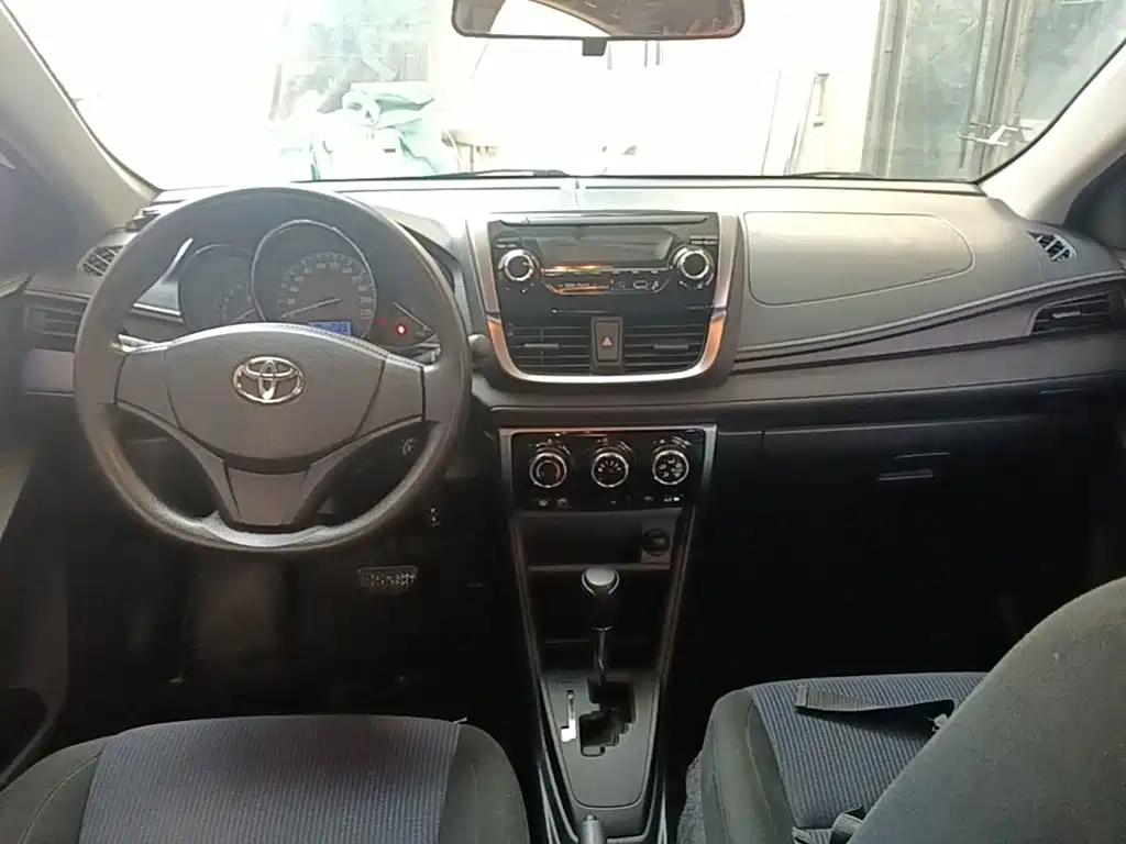 Toyota Yaris L 2016 — фото 10