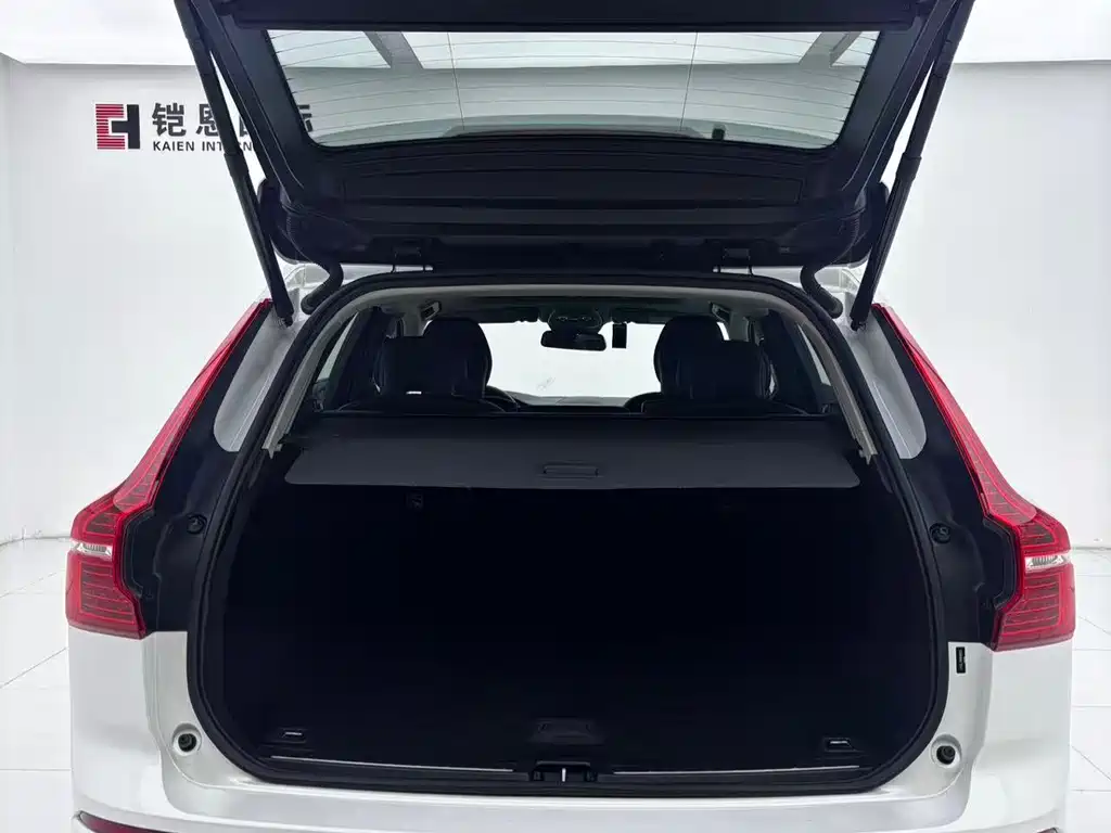 Volvo XC60 2022 — фото 11
