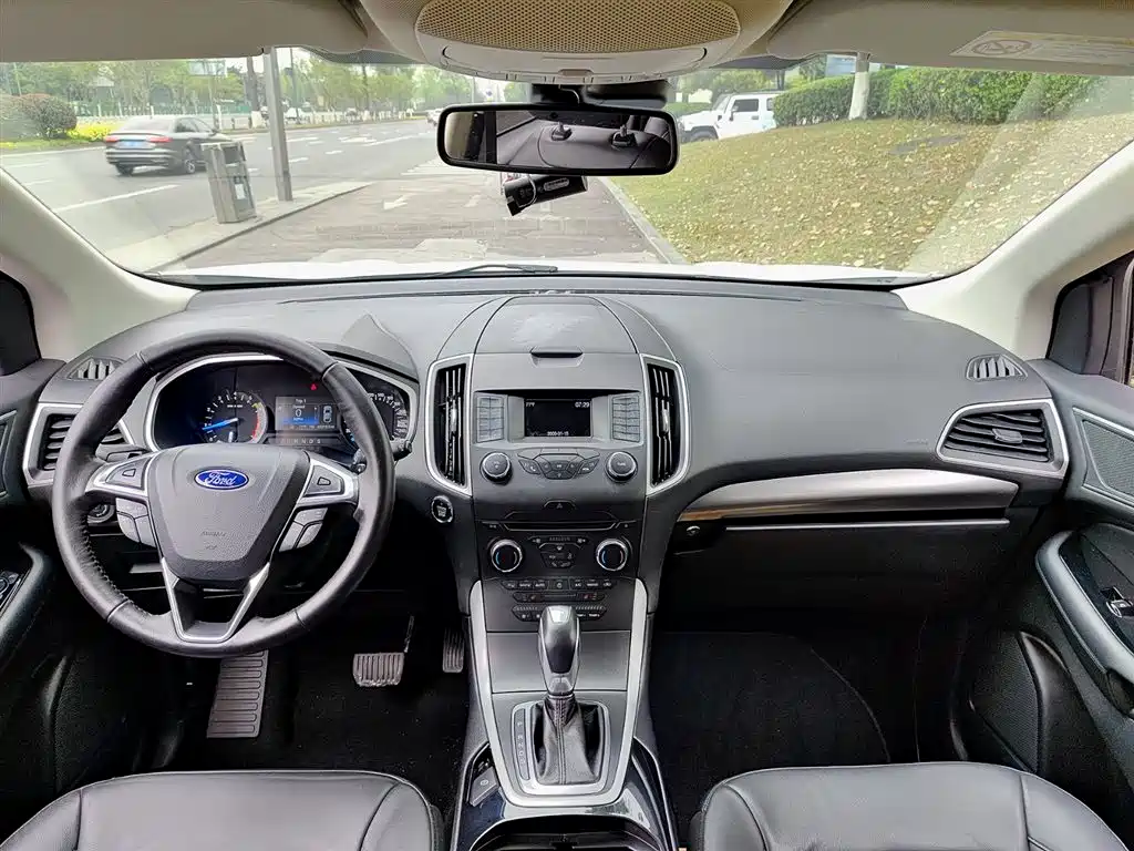 Ford Edge 2016 — фото 10