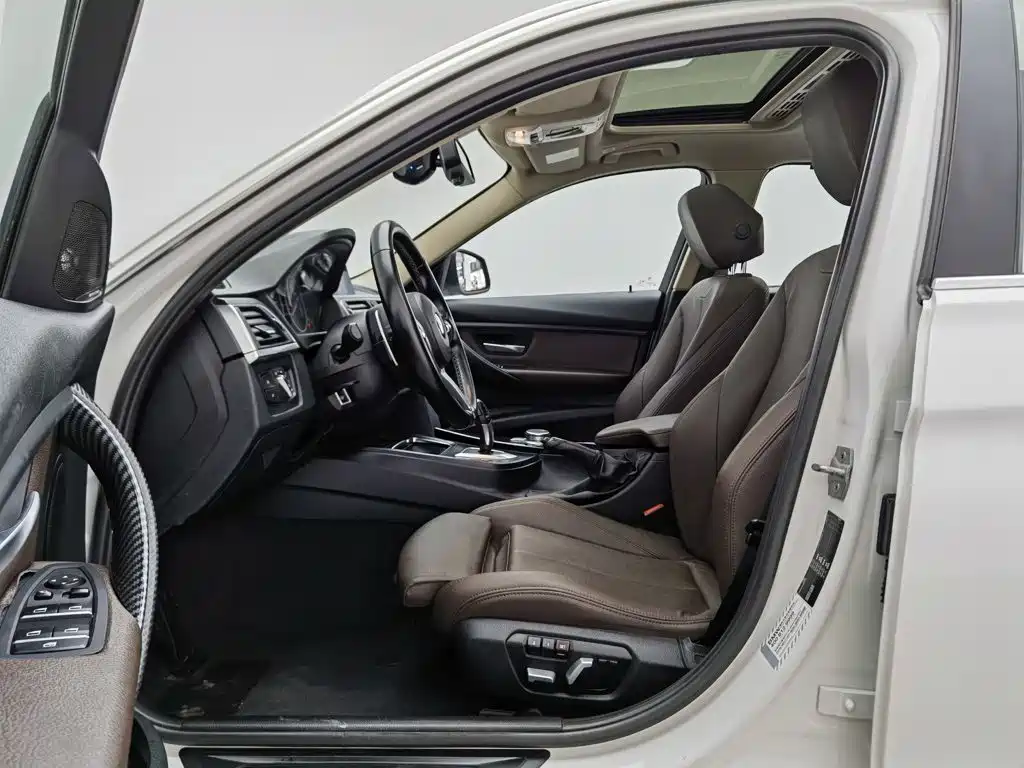 BMW 3 Series 2018 — фото 10