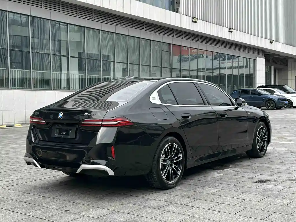 BMW 5 Series 2025 — фото 16
