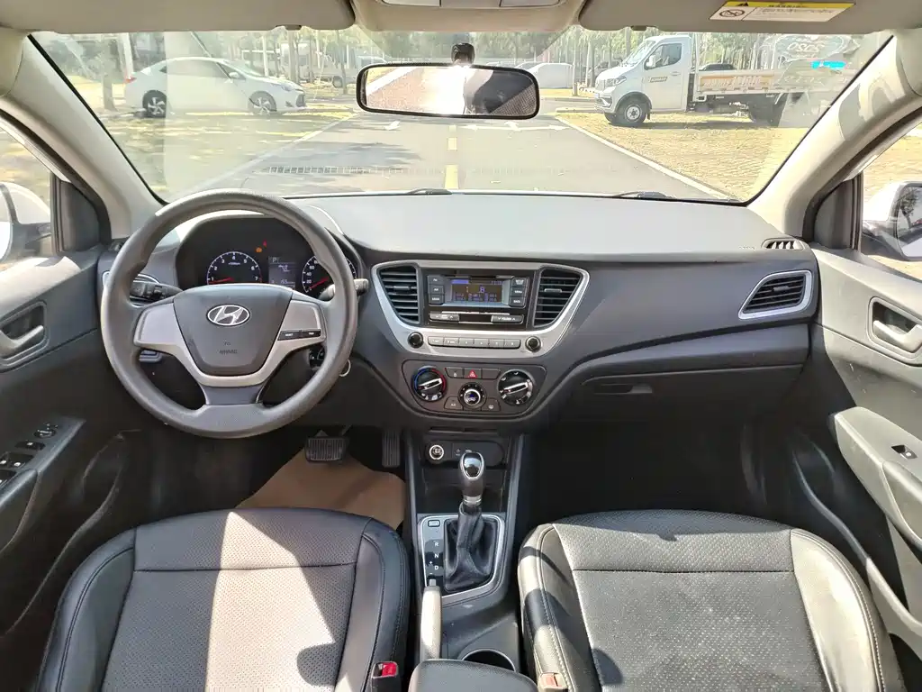 Hyundai Verna 2017 — фото 16
