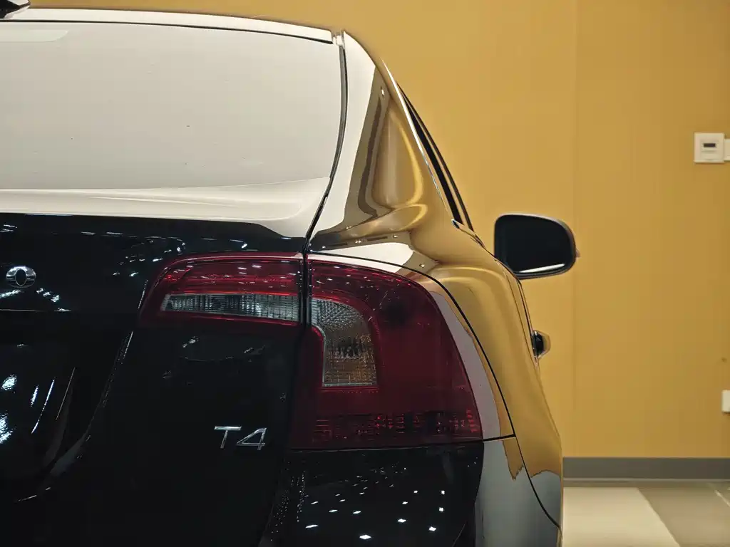 Volvo S60 2018 — фото 25