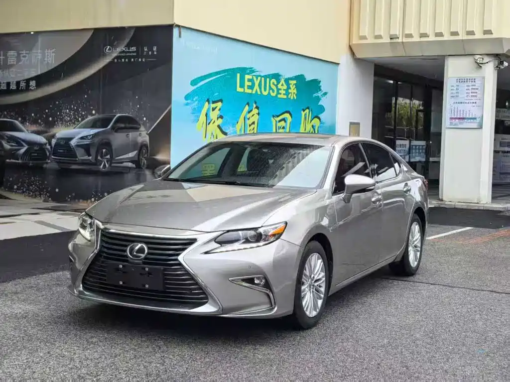 Lexus ES 2017 — фото 1