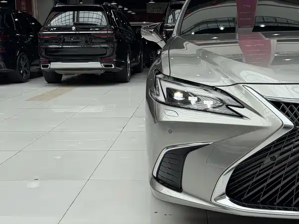 Lexus ES 2025