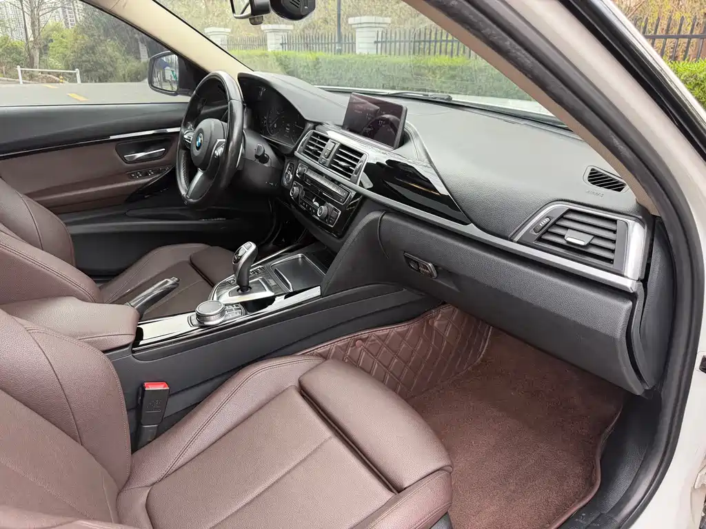 BMW 3 Series 2019 — фото 10
