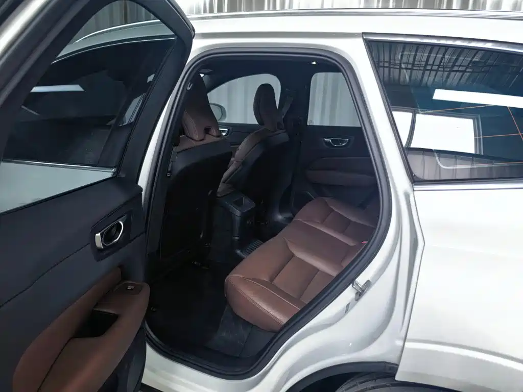 Volvo XC60 Plug-In Hybrid 2025 — фото 12