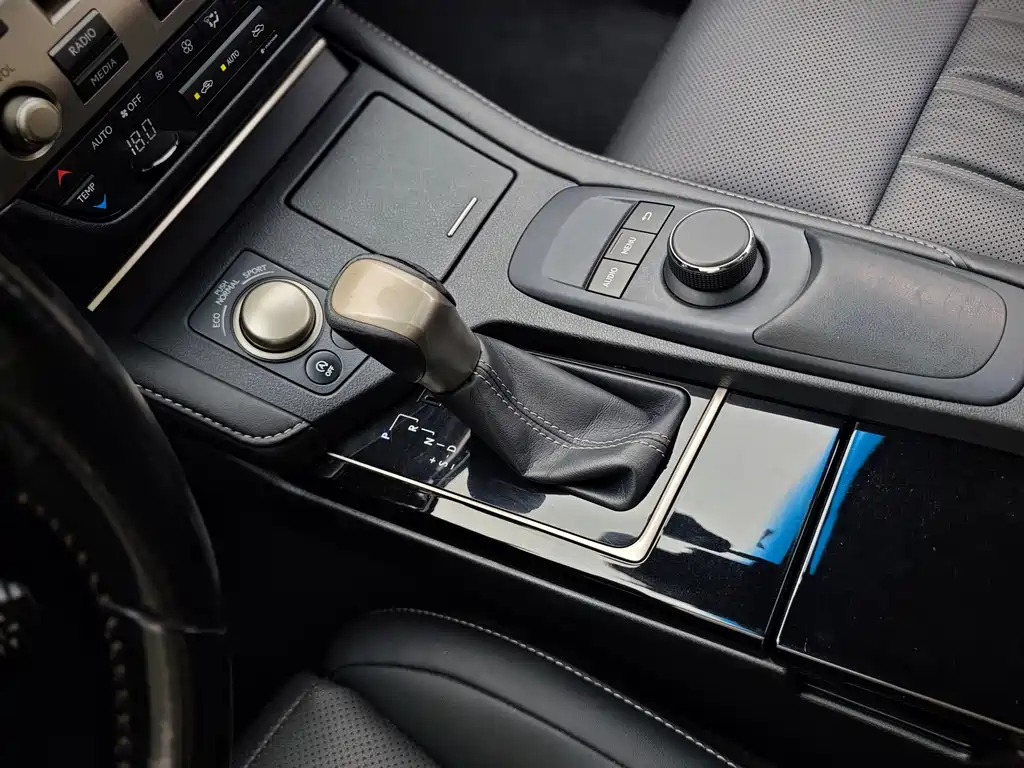 Lexus ES 2016 — фото 15