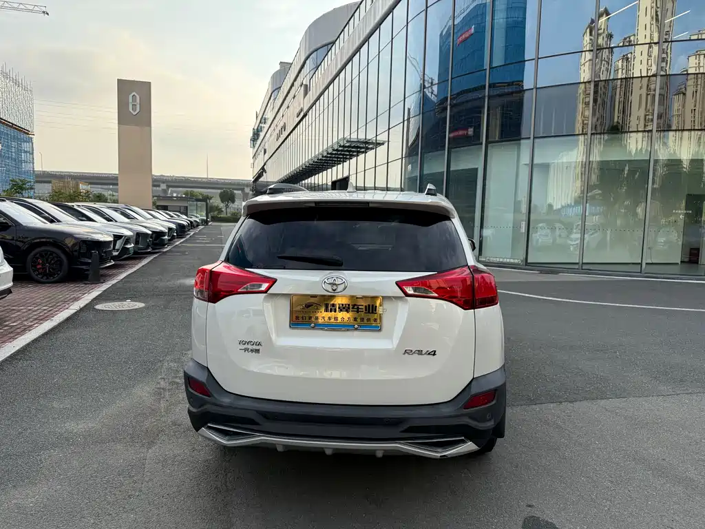 Toyota RAV4 2015 — фото 10