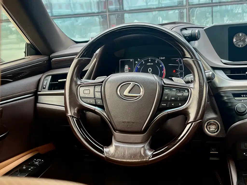 Lexus ES 2018 — фото 9