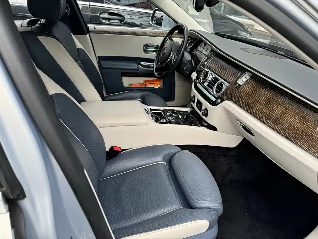 Rolls-Royce Ghost 2018 — фото 12