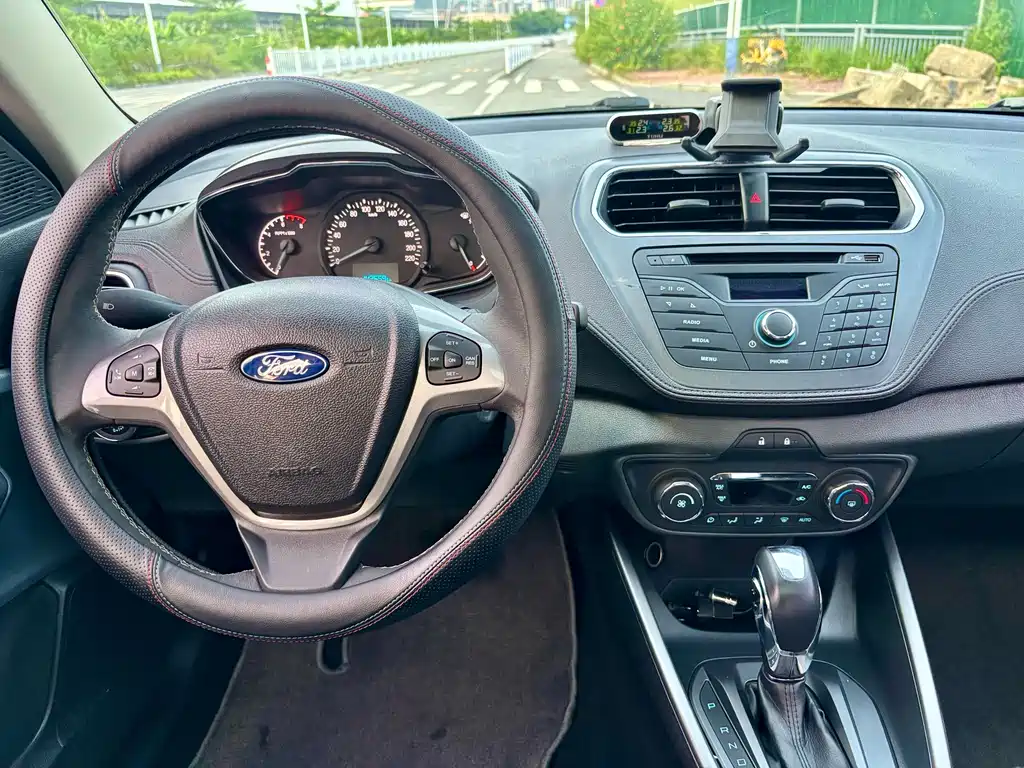 Ford Escort 2016 — фото 14