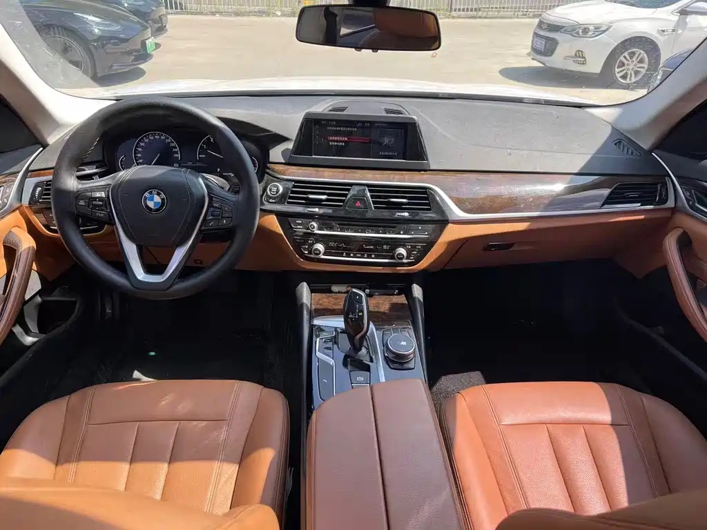 BMW 5 Series 2018 — фото 12