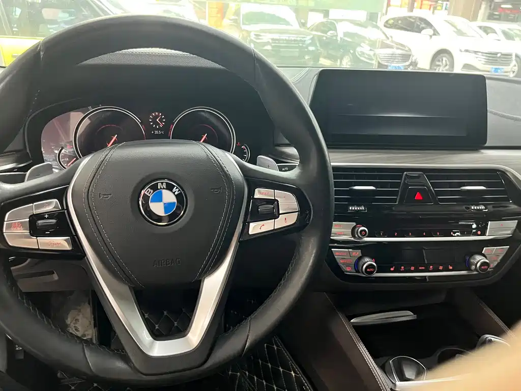 BMW 5 Series 2018 — фото 8