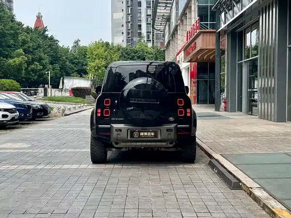 Land Rover Defender 2025