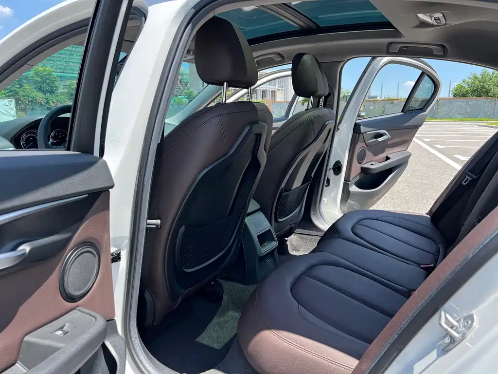 BMW 1 Series 2019 — фото 10