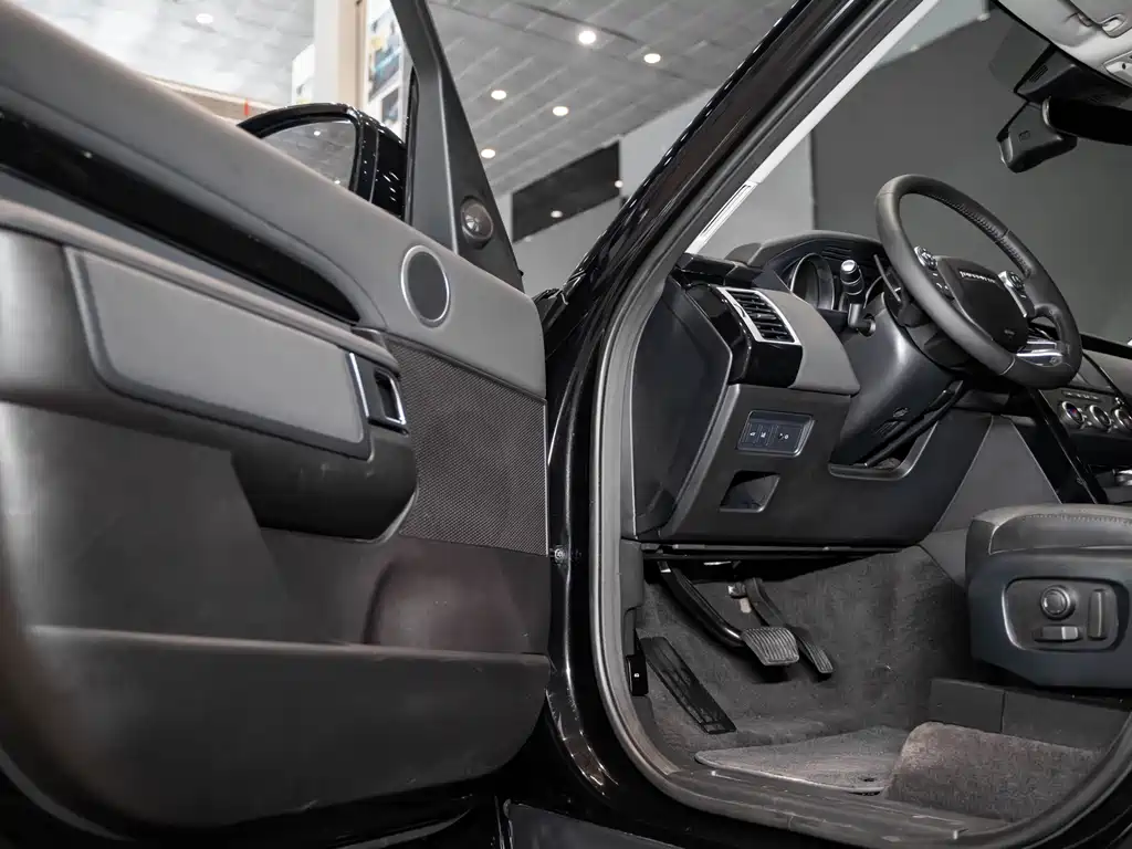 Land Rover Discovery 2018 — фото 13