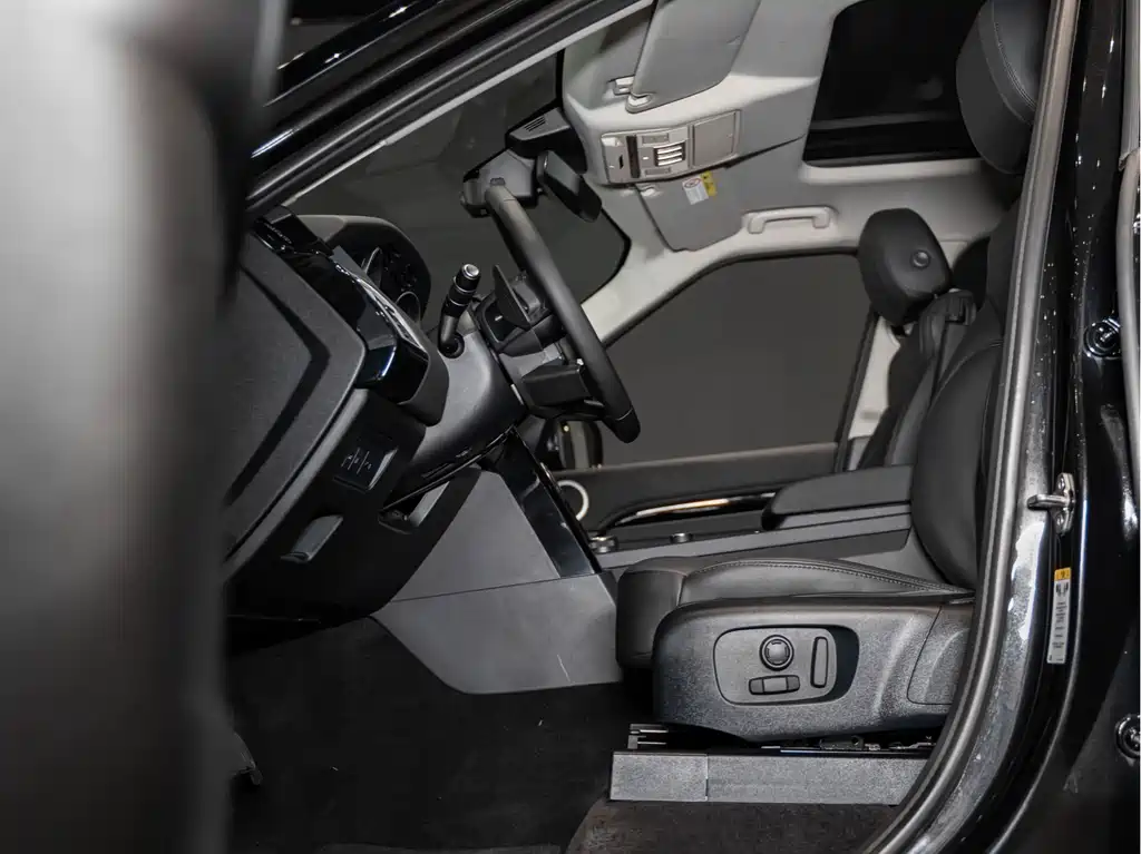 Land Rover Discovery 2018 — фото 12