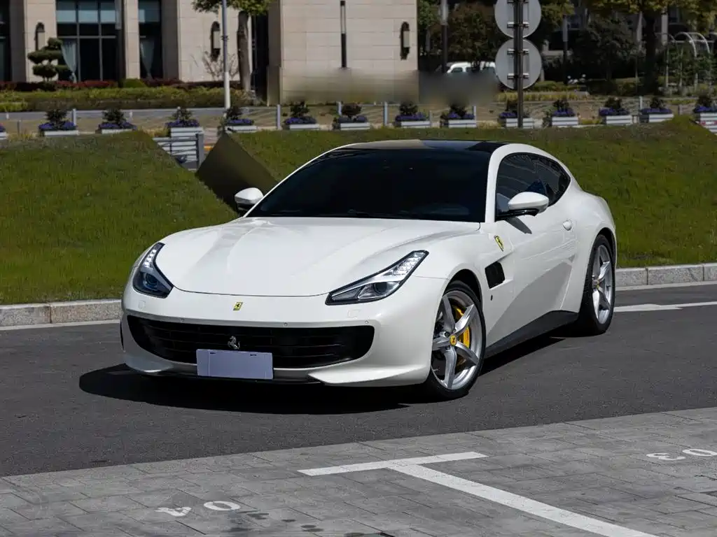 Ferrari GTC4Lusso 2019 — фото 1