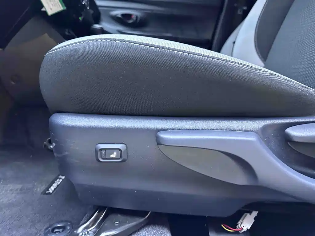 Toyota Yaris L 2023 — фото 9
