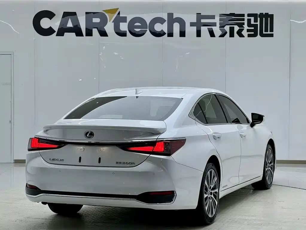 Lexus ES 2020 — фото 12