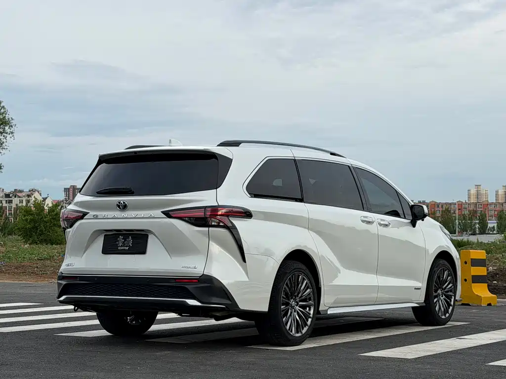 Toyota Granvia 2024