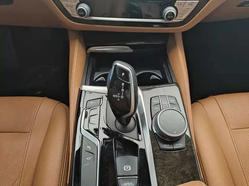BMW 5 Series 2020 — фото 17