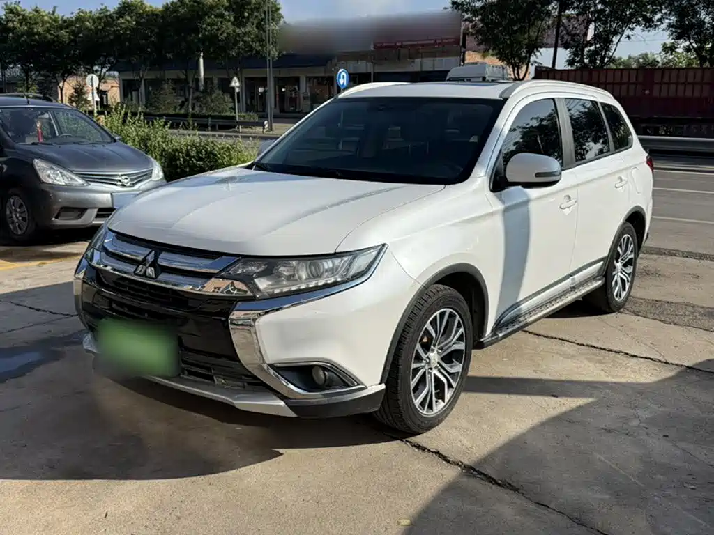 Mitsubishi Outlander 2018 — фото 2