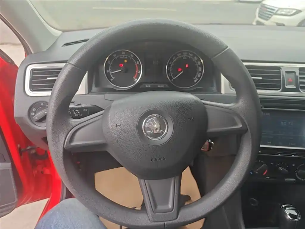 Skoda Rapid Spaceback 2014 — фото 11