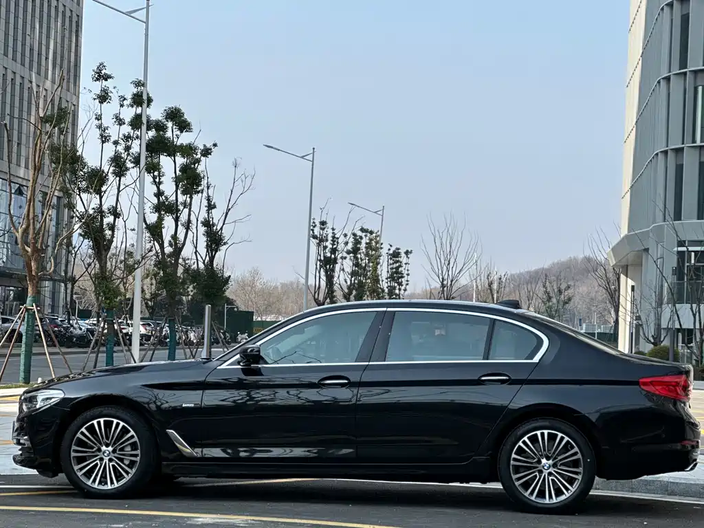 BMW 5 Series 2018 — фото 10