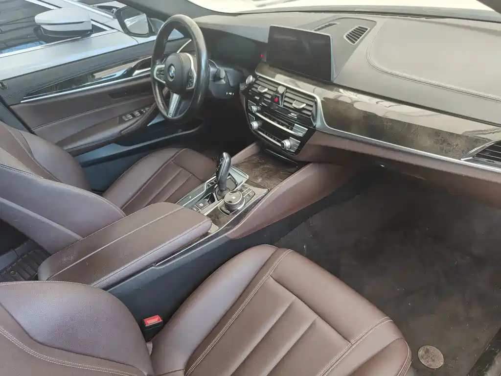 BMW 5 Series 2019 — фото 15