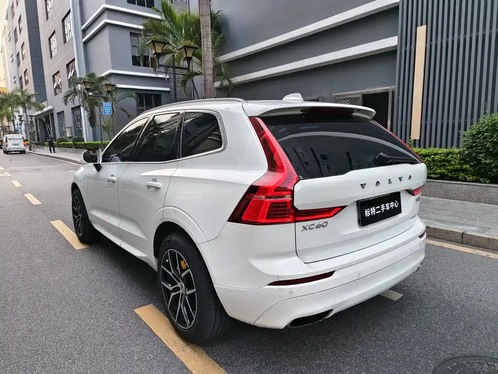 Volvo XC60 2018 — фото 8
