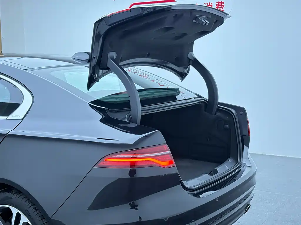 Jaguar XEL 2023 — фото 27