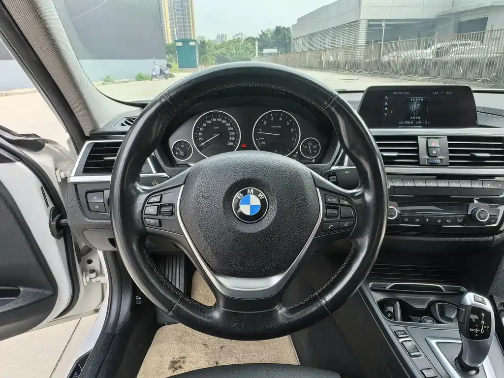 BMW 3 Series 2017 — фото 17