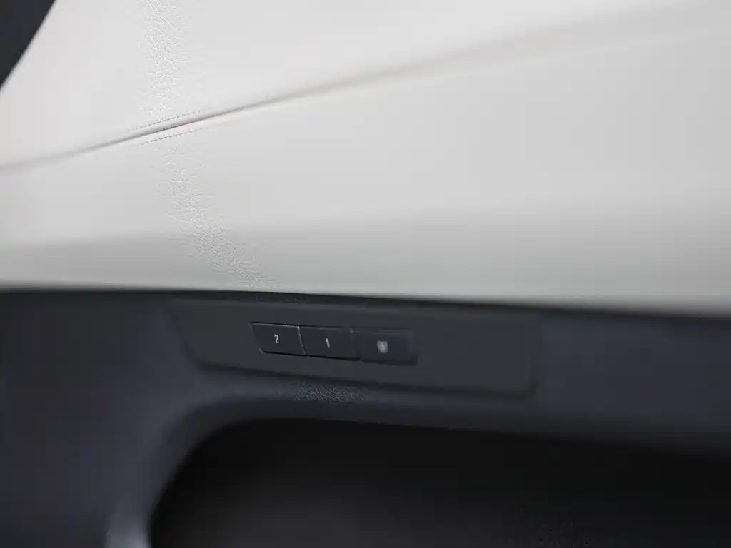 BMW 5 Series GT 2011 — фото 22