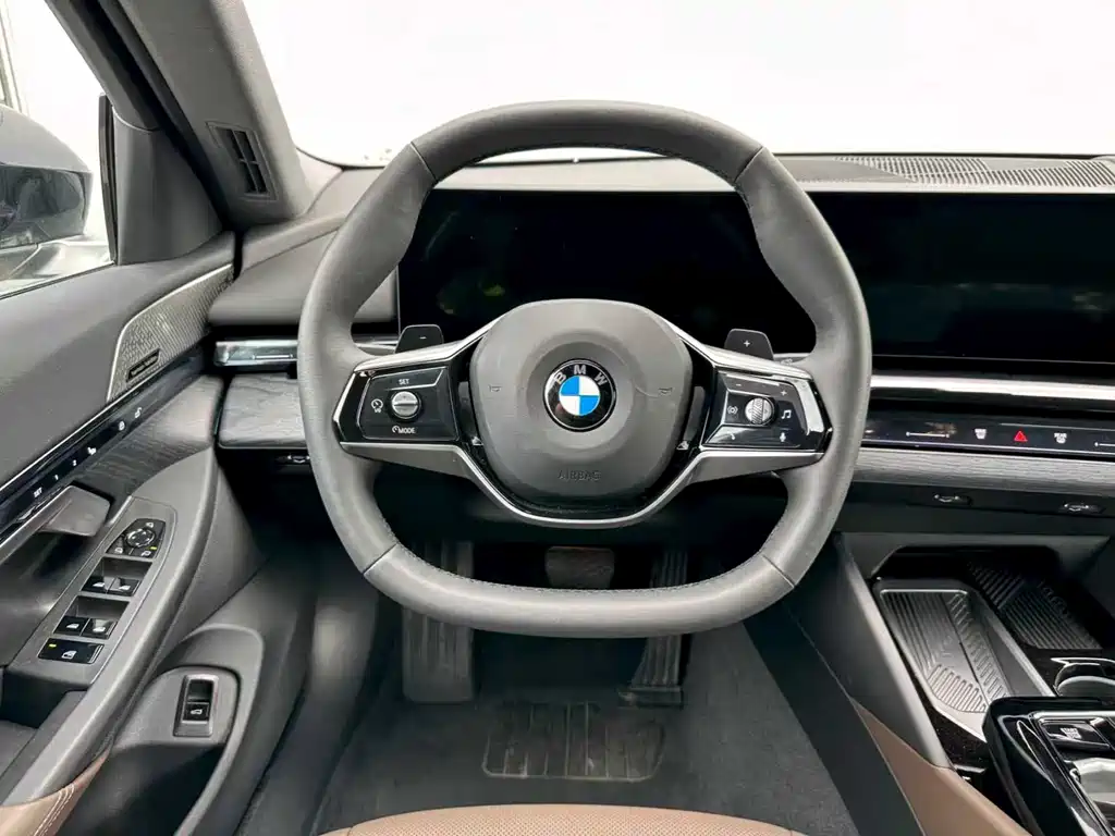 BMW 5 Series 2025 — фото 16