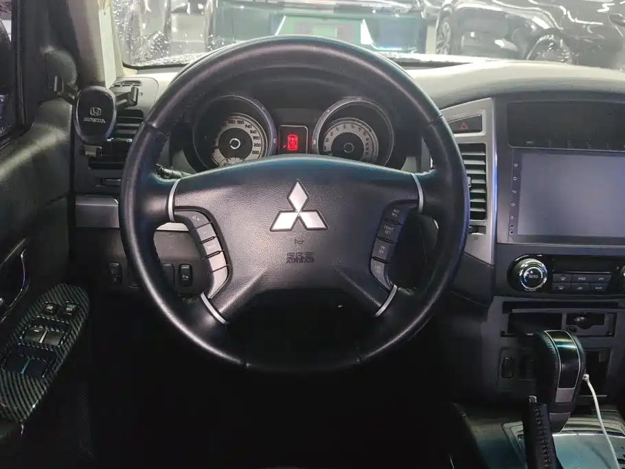 Mitsubishi Pajero 2018 — фото 15