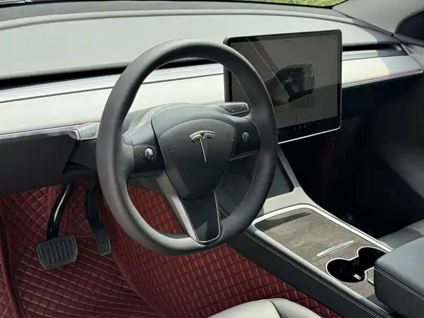 Tesla Model Y 2025