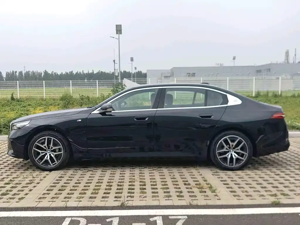 BMW i5 2025 — фото 3