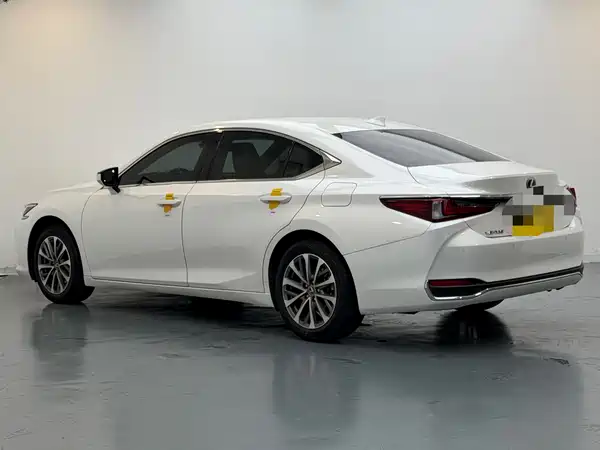 Lexus ES 2024