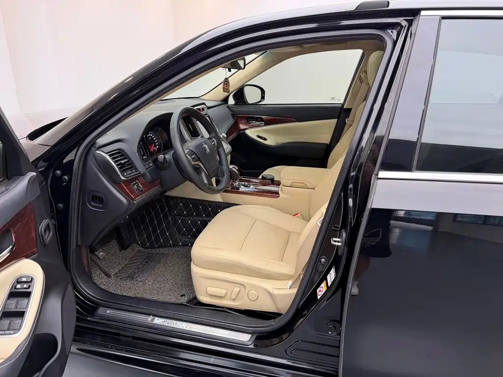 Toyota Crown 2016 — фото 12