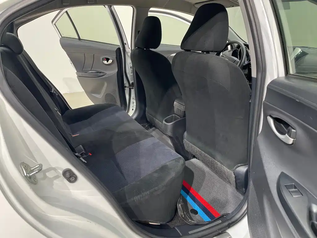 Toyota Yaris L 2018 — фото 18