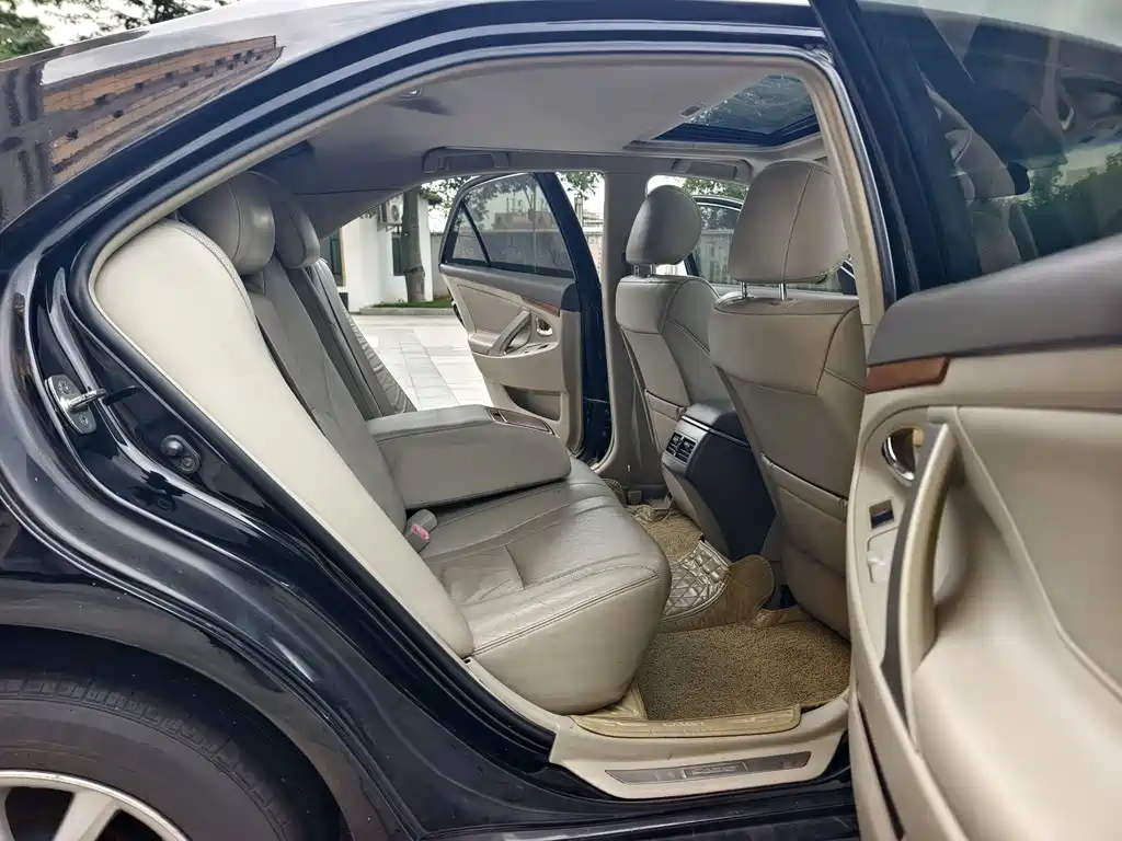 Toyota Camry 2010 — фото 14