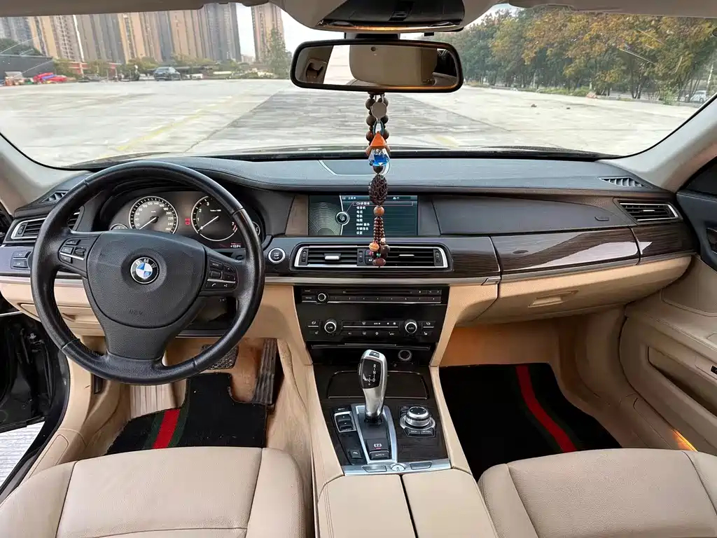 BMW 7 Series 2010 — фото 9